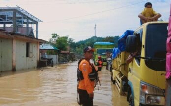 Hujan yang turun sejak dini hari membuat sungai meluap sehingga banjir rendam lima kecamatan di Luwu, Sulsel
