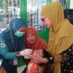 Hari ketiga pelaksanaan Pekan Imunisasi Nasional (PIN) polio, giliran murid TK Negeri X Sinjai yang divaksin polio.