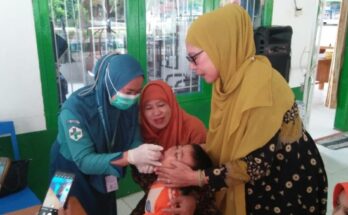 Hari ketiga pelaksanaan Pekan Imunisasi Nasional (PIN) polio, giliran murid TK Negeri X Sinjai yang divaksin polio.
