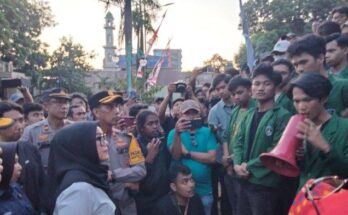 Sejalan dengan tuntutan mahasiswa pendemo, Ketua DPRD Sulsel tolak revisi UU Pilkada di depan mahasiswa yang demo di Gedung DPRD Sulsel