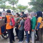 Untuk membantu pedagang, Rumah Zakat borong jualan PKL (Pedagang Kaki Lima) di Pantai Losari, Minggu (8/9/2024)