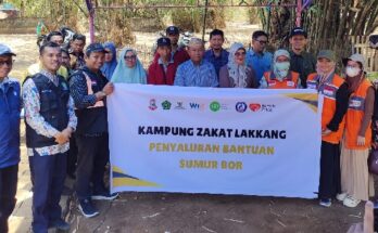 SESUAI undangan, semua harusnya sudah ngumpul pukul 09.00 Wita di Dermaga Penyeberangan Kera-Kera, untuk ke Kampung Zakat Lakkang