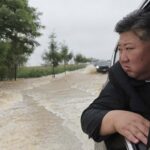 Gegara gagal atasi banjir Presiden Kim tembak mati 30 pejabat Korea Utara. Banjir Juni lalu itu menewaskan ribuan orang