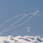 Serangan Hizbullah buat warga Israel kocar-kacir berlarian mencari tempat perlindungan usai usai sirene berbunyi, Senin (23/9/2024)