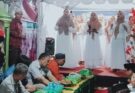 DUDUK melantai di lorong beralas karpet sambil berbincang santai tentang banyak hal sudah menjadi kebiasaan baik bagi Komunitas Anak Pelangi