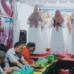 DUDUK melantai di lorong beralas karpet sambil berbincang santai tentang banyak hal sudah menjadi kebiasaan baik bagi Komunitas Anak Pelangi