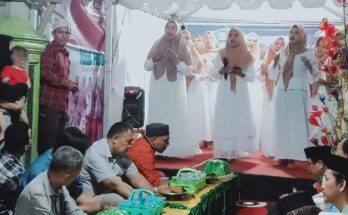 DUDUK melantai di lorong beralas karpet sambil berbincang santai tentang banyak hal sudah menjadi kebiasaan baik bagi Komunitas Anak Pelangi