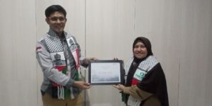 Direktur SIT Ikhtiar Unhas, Masita Dasa, tetiba terisak, saat berbicara tentang bangsa Palestina. Saya menyebut, itu air mata Palestina.