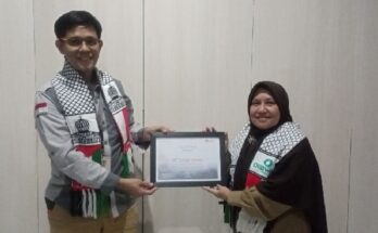 Direktur SIT Ikhtiar Unhas, Masita Dasa, tetiba terisak, saat berbicara tentang bangsa Palestina. Saya menyebut, itu air mata Palestina.