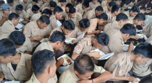 Kodim Bersama Polres Sinjai Bagikan Makanan Gratis