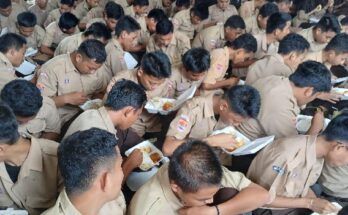 Kodim bersama Polres Sinjai bagikan makanan gratis untuk pelajar dan guru di SMAN 1 Sinjai Jl Persatuan Raya, Sinjai Utara