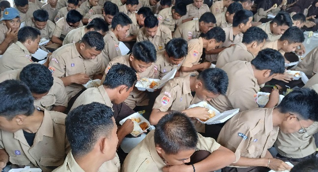 Kodim bersama Polres Sinjai bagikan makanan gratis untuk pelajar dan guru di SMAN 1 Sinjai Jl Persatuan Raya, Sinjai Utara