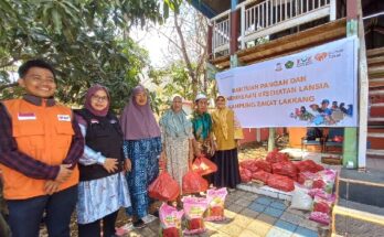 Dukung Program Kampung Zakat, Rumah Zakat pemeriksa kesehatan lansia di Lakkang dan beri bantuan pangan, Kamis 24 Oktober 2024