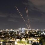 Milisi Hizbullah di Lebanon dan Houthi di Yaman melancarkan serangan roket hingga rudal hantam markas intelijen Israel di Tel Aviv.