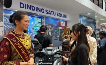 Pesona FIFGROUP Ladies di IMOS 2024 menjadi daya tarik pengunjung di booth karena mengenakan kostum berbeda setiap hari