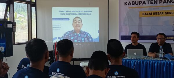 Peserta Bimtek Peningkatan Kompetensi GTK terharu dapat perhatian Sesditjen GTK Kemendikdasmen di Pulau Sapuka Kabupaten Pangkep