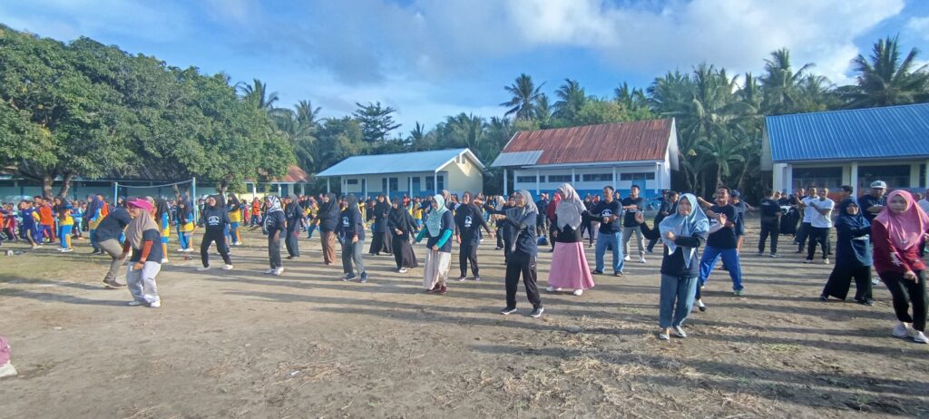 Peserta Bimtek BBGP Sulsel Senam Sehat Bersama Murid Di Pulau Terluar Sulsel