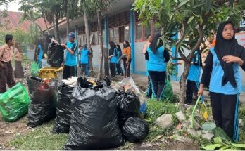 Lurah Parang Tambung kerja bakti bersama SMP Negeri 18 Makassar, Jumat (1/11/2024), dalam rangka menjaga kebersihan lingkungan.