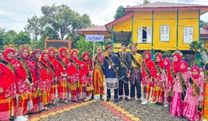 Siswi Enrekang Juara 1 Pantun Karmina Pelajar Se ASEAN