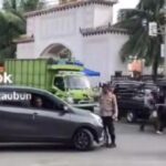 Sebuah video viral menunjukkan seorang oknum polisi banting pengendara di jalanan. Aksi tersebut terekam dalam video