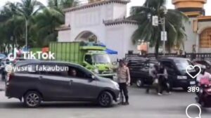 Polisi Banting Pengendara Di Jalanan