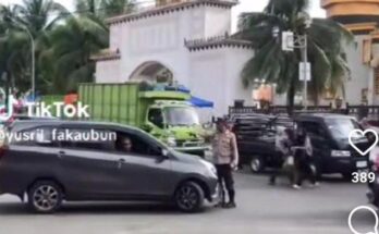 Sebuah video viral menunjukkan seorang oknum polisi banting pengendara di jalanan. Aksi tersebut terekam dalam video