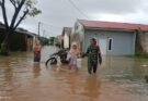 Curah hujan berintensitas tinggi dan luapan sungai menyebabkan banjir rendam perumahan dosen di Moncongloe, Maros, Sabtu (21/12/2024)