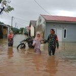 Curah hujan berintensitas tinggi dan luapan sungai menyebabkan banjir rendam perumahan dosen di Moncongloe, Maros, Sabtu (21/12/2024)