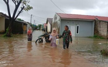 Curah hujan berintensitas tinggi dan luapan sungai menyebabkan banjir rendam perumahan dosen di Moncongloe, Maros, Sabtu (21/12/2024)