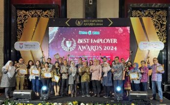 Telkom University memberi apresiasi FIFGROUP Top 5 Graduate Employer Award 2024 dalam Best Employer Award 2024