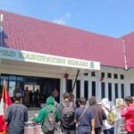 Gerakan Mahasiswa Nasional Indonesia (GMNI) bersama dan masyarakat demo di Gedung DPRD Sinjai, Jumat (27/12/2024)