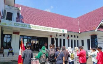 Gerakan Mahasiswa Nasional Indonesia (GMNI) bersama dan masyarakat demo di Gedung DPRD Sinjai, Jumat (27/12/2024)