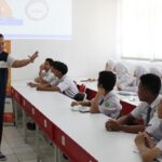 Anak perusahaan Grup Astra di bidang pembiayaan, FIFGROUP Luncurkan Program Literasi Keuangan Menyala melibatkan guru dan siswa.