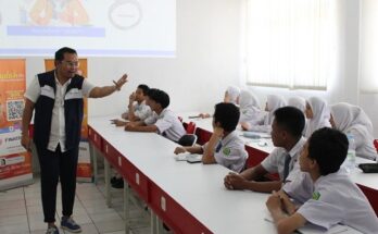 Anak perusahaan Grup Astra di bidang pembiayaan, FIFGROUP Luncurkan Program Literasi Keuangan Menyala melibatkan guru dan siswa.