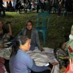 Puluhan warga Palopo nginap di Kantor Camat Baru, saat rekapitulasi penghitungan suara berlangsung, Sabtu (30/11/2024) malam