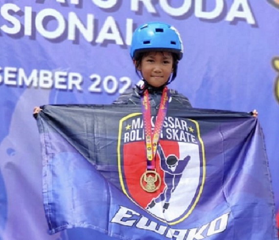 A Arsy Shidqia Almubarak, murid SDN Rappocini membuat heboh. Anak Makassar juara sepatu roda nasional di Jabar Open