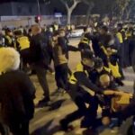 Kematian seorang siswa Sekolah Kejuruan Teknik Pucheng di Provinsi Shaanxi, memicu demo rusuh di Cina. Pengunjuk rasa bentrok dengan petugas