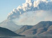 Gunung Lewotobi Laki-laki Meletus