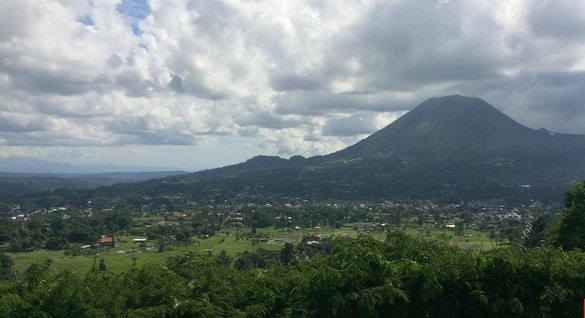 Balai Pemantauan Gunung Api dan Mitigasi Bencana Gerakan Tanah Sumawesi dan Maluku mengeluarkan peringatan dini Gunung Lokon status siaga.