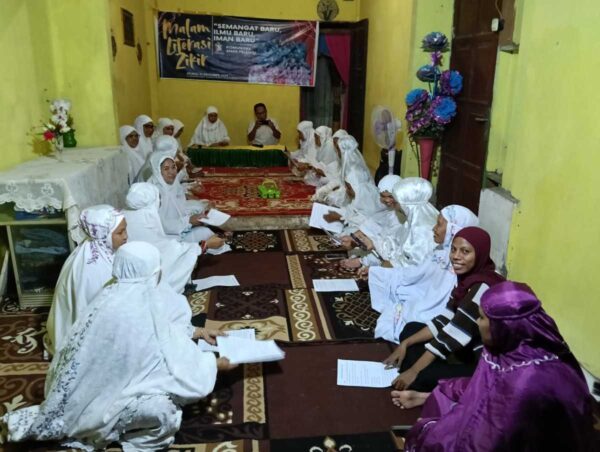 Ibu-ibu K-Apel akan malam literasi zikir sambut tahun baru 2025 bertema Semangat Baru, Ilmu Baru, Iman Baru.