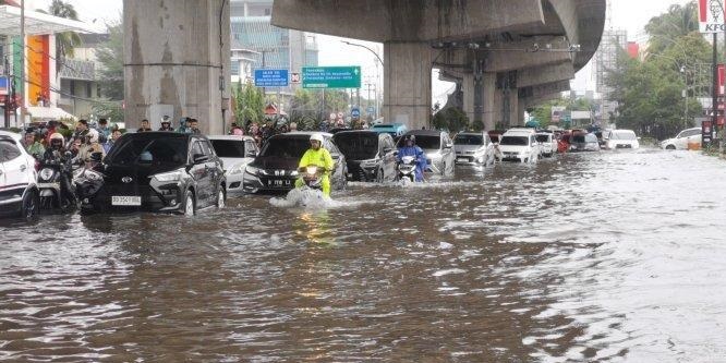 Waspada! Badan Meteorologi, Klimatologi, dan Geofisika (BMKG) memprakirakan hujan masih guyur Makassar hingga Senin (10/2/2025).