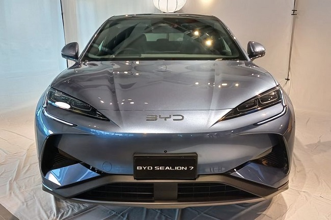 PT BYD Motor pasarkan Sealion 7 dengan dua tipe. Premium dan Performance. Meski perbedaannya hanya sedikit, namun cukup signifikan.