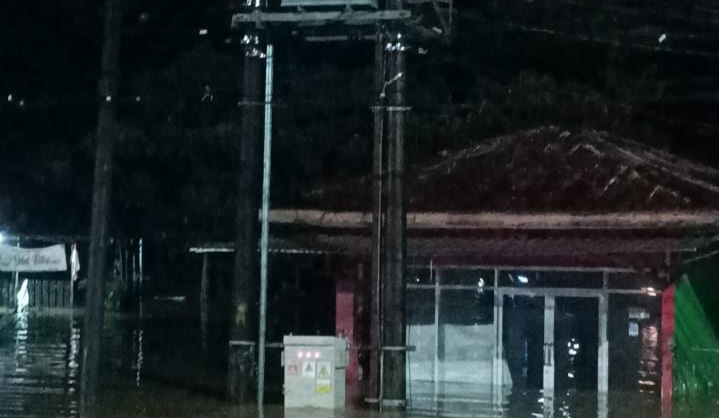 78 Gardu Listrik Di Maros Padam MAKASSARCHANNEL, MAROS – Banjir yang merendam 14 kabupaten di Maros berdampak pada pelayanan PLN karena 78 gardu listrik di Maros padam. Manager Teknik ULP Maros, Admiral Iman P, mengklaim, sebanyak 78 gardu listrik di Maros terendam banjir dan terpaksa dipadamkan. “Gardu-gardu ini tersebar di enam kecamatan, yaitu Turikale, Bantimurung, Simbang, Bontoa, Maros Baru, dan Mandai,” kata Admiral Iman, Rabu (12/2/2025). Dari total 200 gardu yang tersedia, menurut Admiral Iman, sebanyak 78 di antaranya terpaksa dipadamkan. Itu berdampak pada 6.924 pelanggan. Macet Parah Banjir parah terjadi di Kabupaten Maros, Selasa (11/2/2025). Hingga malam ini, jalan poros Maros-Makassar, di depan Kantor Bupati Maros, terendam dengan ketinggian air hingga di atas lutut orang dewasa. Arus lalu lintas di lokasi ini pun terhenti total. Bahkan kemacetan dilaporkan mencapai batas kota Makassar. Kompleks pemerintahan Kabupaten Maros juga ikut terendam banjir. Bupati Maros, Chaidir Syam, yang memantau kondisi banjir mengatakan, seluruh kecamatan di Maros sudah terendam banjir. “Ini disebabkan oleh curah hujan yang tinggi serta kondisi air yang sedang pasang,” kata Chaidir. Capai Dua Meter Ia juga menambahkan bahwa kondisi kali ini lebih parah dibandingkan dengan banjir pada akhir tahun 2019 dan 2024. “Total 14 kecamatan sudah terendam. Ini hampir setara dengan kondisi banjir pada tahun 2019 dan 2024,” ujar Chaidir. Chaidir mengungkapkan, ketinggian air di beberapa daerah pesisir dan bantaran sungai, seperti Kecamatan Maros Baru dan Kecamatan Lau, sudah mencapai dua meter. (din)