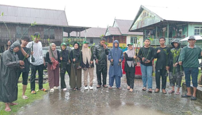 Mahasiswa KKN Tanam Bibit Bakau di Pesisir untuk Cegah Abrasi