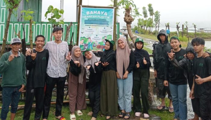 Mahasiswa KKN UINAM Melakukan Pemasangan Spanduk di Desa