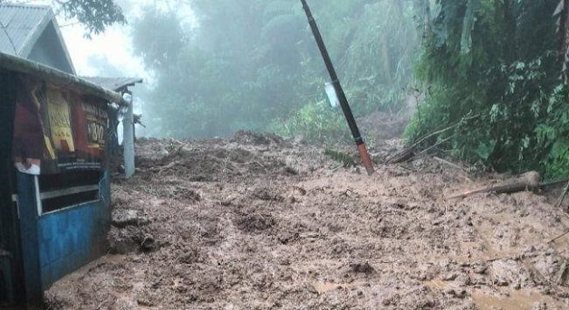 Hujan deras intensitas tinggi menyebabkan banjir. Longsor di Jalan Pattene Malino, Tinggimoncong,  Gowa, Selasa (11/2/2025)