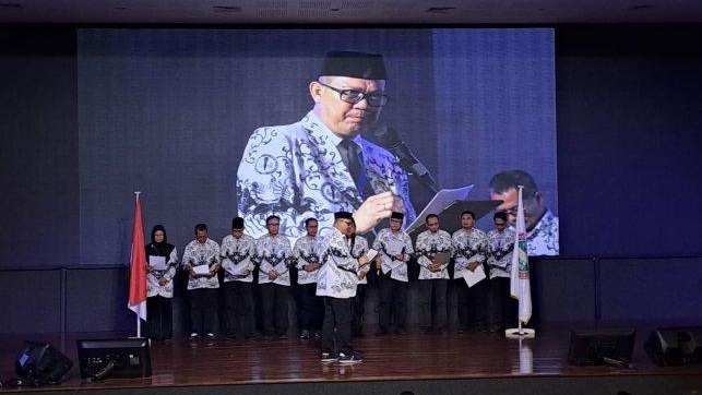 Prof Hasnawi lantik pengurus PGRI Sulsel periode 2024-2029 di Aula Universitas Ciputra, CPI Makassar Sabtu (8/2/2025).