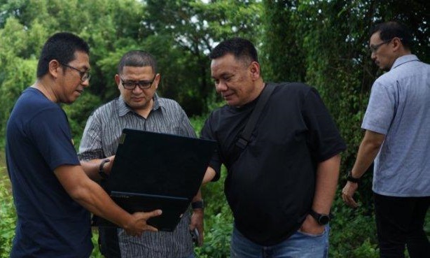 Wali Kota Munafri Arifuddin mulai merealisasikan janjikan janji membangun stadion di Makassar. Dia mengundang pengelola JIS tinjau Untia.