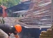 Hujan deras berbarengan angin kencang rusak rumah di Barru, Selasa (11/2/2025), akibat tertimpa pohon di Dusun Butung, Tanete Rilau