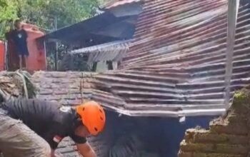 Hujan deras berbarengan angin kencang rusak rumah di Barru, Selasa (11/2/2025), akibat tertimpa pohon di Dusun Butung, Tanete Rilau